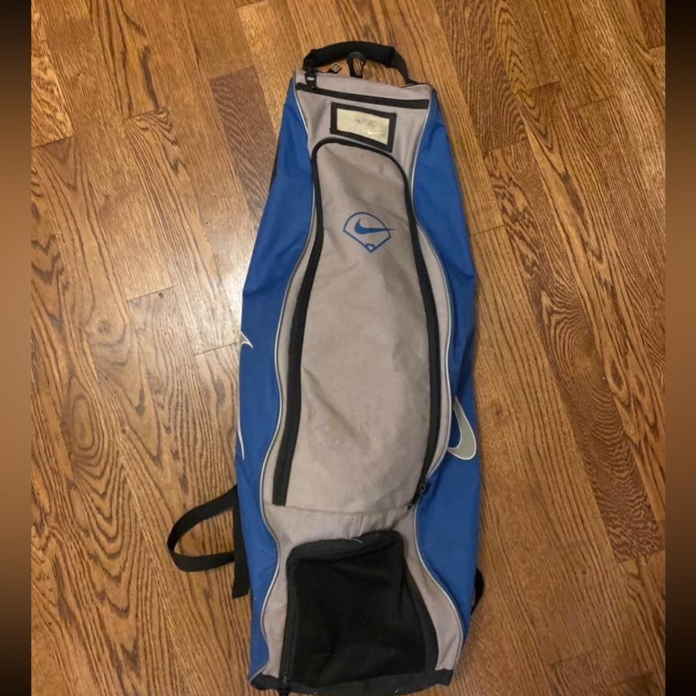 ￼ Nike baseball bat bag